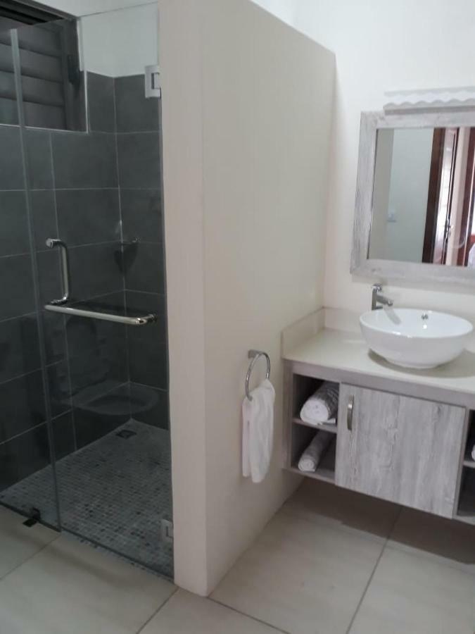2 Bedroom Flat 15 Mins Walk From Flic En Flac Beach Exterior photo